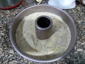 翻拌均匀之后倒入到模具内。