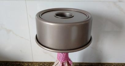 出炉后轻摔两次磨具。然后倒扣在酒瓶上。