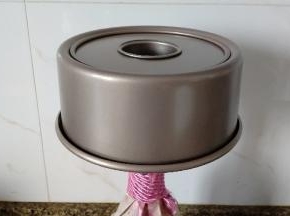 出炉后轻摔两次磨具。然后倒扣在酒瓶上。