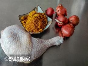 准备一只大鸡腿，4~5个红葱头，红葱头在广东很常见，外观看像洋葱，但是比洋葱小很多，北方很少见到，偶尔见到一次，价格也不便宜，没有红葱头用洋葱代替。