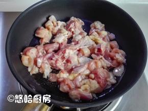 大鸡腿洗净，剔掉骨头，腿肉切小丁，切丁的鸡腿肉放入平底锅中小火煎。