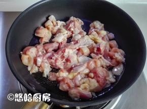 大鸡腿洗净，剔掉骨头，腿肉切小丁，切丁的鸡腿肉放入平底锅中小火煎。