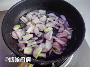 用锅中的底油，放入切碎的红葱头煸炒，红葱头和洋葱一样要去皮，切开后的纹路和洋葱是一样一样的。
