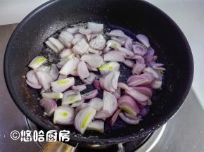 用锅中的底油，放入切碎的红葱头煸炒，红葱头和洋葱一样要去皮，切开后的纹路和洋葱是一样一样的。