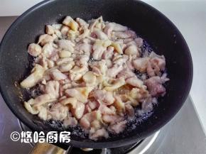 一直煎至鸡腿肉变色至熟，而且煎出很多油为止，盛出鸡肉丁，底油留在锅中待用。