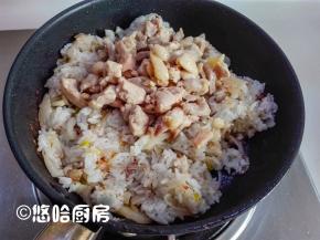 待米饭炒散后，放入炒熟的鸡腿丁继续翻炒。