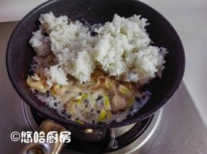炒至红葱头变透明，而且香味四溢的时候，放入剩米饭炒匀。