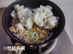 炒至红葱头变透明，而且香味四溢的时候，放入剩米饭炒匀。