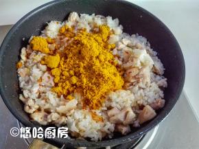 放入原味咖喱粉，继续翻炒均匀。我用的咖喱粉是梦咖喱的日式原味咖喱粉，个人比较喜欢这个口味。