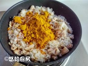 放入原味咖喱粉，继续翻炒均匀。我用的咖喱粉是梦咖喱的日式原味咖喱粉，个人比较喜欢这个口味。
