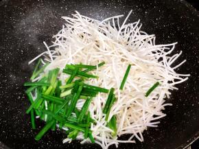 加入芽菜和葱段翻炒片刻