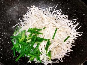 加入芽菜和葱段翻炒片刻