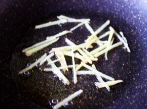 锅烧热后倒入花生油烧至六成热时，加入姜丝爆香，这样也是为了下步煎鲫鱼的时候，鱼不会煎碎呀。