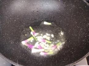 锅烧热放入适量的油，加入蒜头和葱头爆香