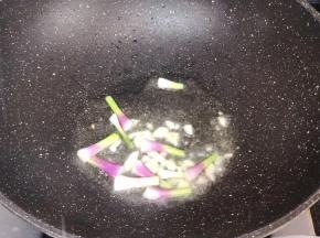 锅烧热放入适量的油，加入蒜头和葱头爆香
