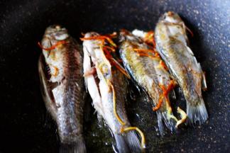 直至把鲫鱼煎至两面金黄色的时候。