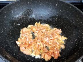 油锅加入肉丝翻炒