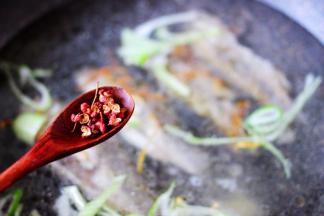 再加入花椒调味增加香味。