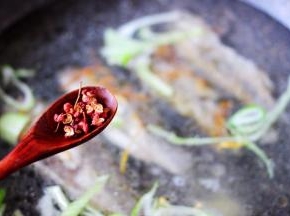再加入花椒调味增加香味。