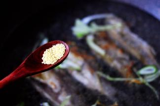 再加入鸡精增加口感鲜味。