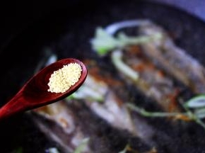 再加入鸡精增加口感鲜味。