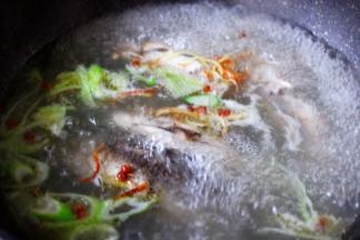 大火煮沸所有的食材。