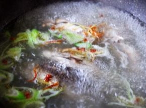 大火煮沸所有的食材。