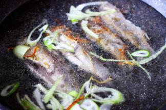 这个时候加入葱丝。