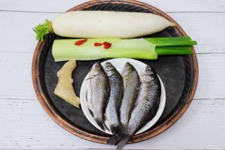 泡去血水后的鲫鱼冲洗干净后沥干水分，白萝卜洗净。