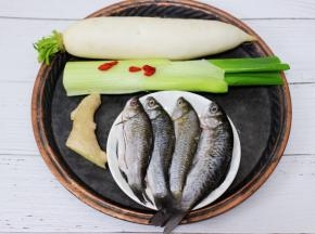 泡去血水后的鲫鱼冲洗干净后沥干水分，白萝卜洗净。