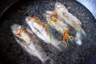 锅中一次倒足煮汤的清水。