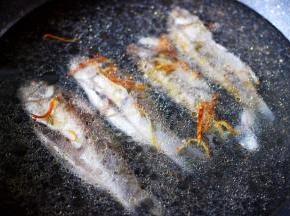 锅中一次倒足煮汤的清水。