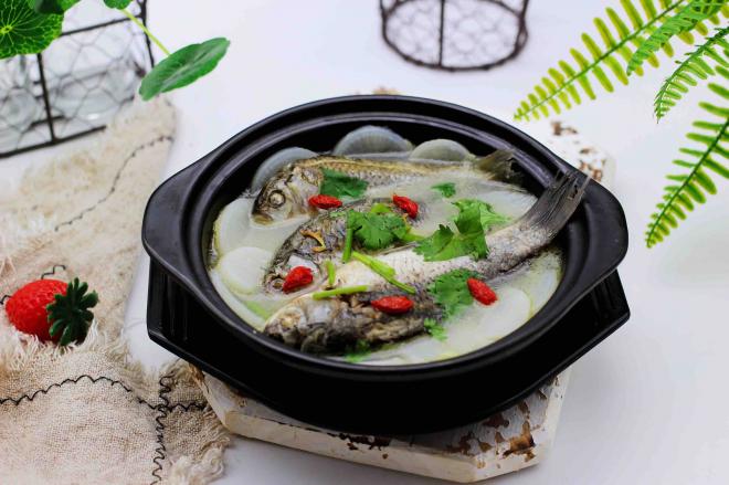 鲫鱼萝卜汤