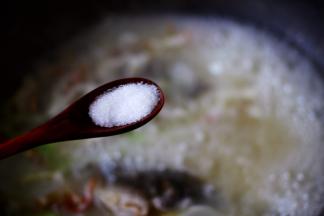 加入适量的盐调味。