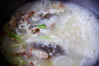 大火煮沸后继续炖煮10分钟后，（注意炖汤全过程不要盖锅盖呀）