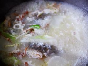 大火煮沸后继续炖煮10分钟后，（注意炖汤全过程不要盖锅盖呀）