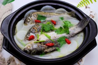 鲜美无比又营养美味的鲫鱼萝卜汤就出锅咯，鲜掉眉毛又营养健康呀。