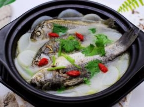 鲜美无比又营养美味的鲫鱼萝卜汤就出锅咯，鲜掉眉毛又营养健康呀。