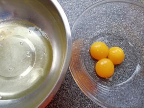 蛋清蛋黄分离(放蛋清蛋黄的容器必须无油无水保持干净)。