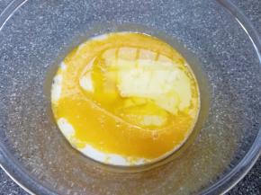 加入牛奶和玉米油，搅打至蛋黄、牛奶和玉米油完全融合。