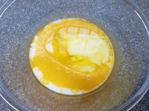 加入牛奶和玉米油，搅打至蛋黄、牛奶和玉米油完全融合。