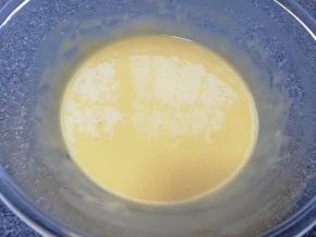 搅动至无干粉无颗粒，食材完全融合(如图），放在一边备用。