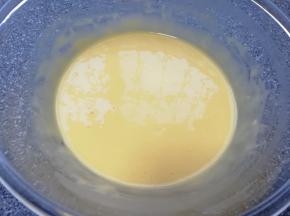 搅动至无干粉无颗粒，食材完全融合(如图），放在一边备用。
