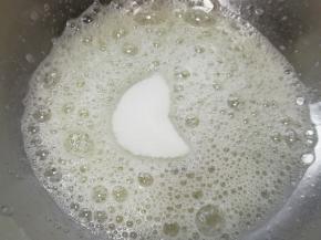 加入三分之一的细砂糖。