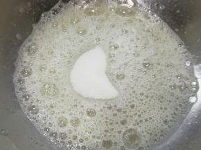 加入三分之一的细砂糖。