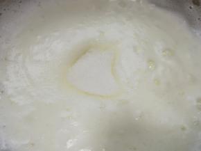 低速打发至泡沫细腻，第二次加入三分之一的细砂糖。