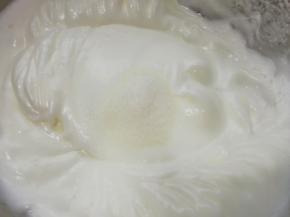 高速打发至出现明显的纹路，第三次加入最后三分之一的细砂糖。