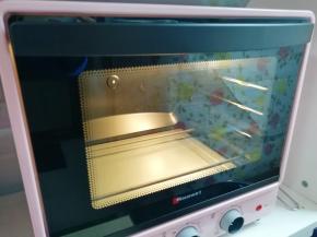 烤箱上下管150度预热。