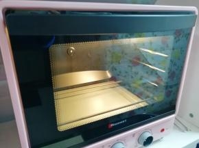 烤箱上下管150度预热。