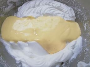再把混合好的蛋黄糊倒回到剩下的三分之二蛋白里面，以同样的手法继续混合均匀。